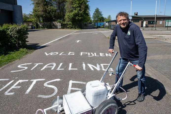 Sportverenigingen hebben hun accommodaties de afgelopen weken coronaproof gemaakt, zoals bij voetbalclub SV Baarn. Ook de volwassenen mogen weer trainen.
