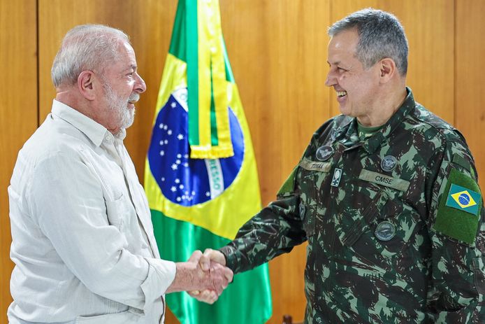De Braziliaanse president Luiz Inácio Lula da Silva (links) schudt de hand van de nieuwe hoogste generaal van de landmacht, Tomas Ribeiro Paiva, die zaterdag door Lula werd aangesteld.