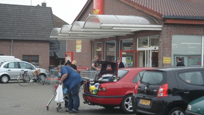 Nederlandse auto's bij de Penny supermarkt in Elten.