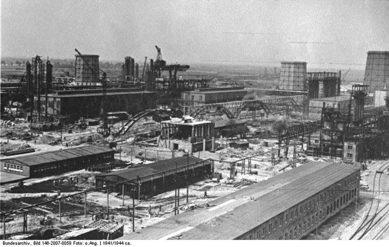 IG Farben-fabriek in aanbouw, 6 kilometer van Auschwitz, 1942. Beeld Bundesarchiv Bild