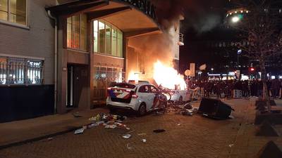 Betoging tegen coronabeleid mondt uit in zware rellen in Rotterdam: 7 gewonden en minstens 20 arrestaties