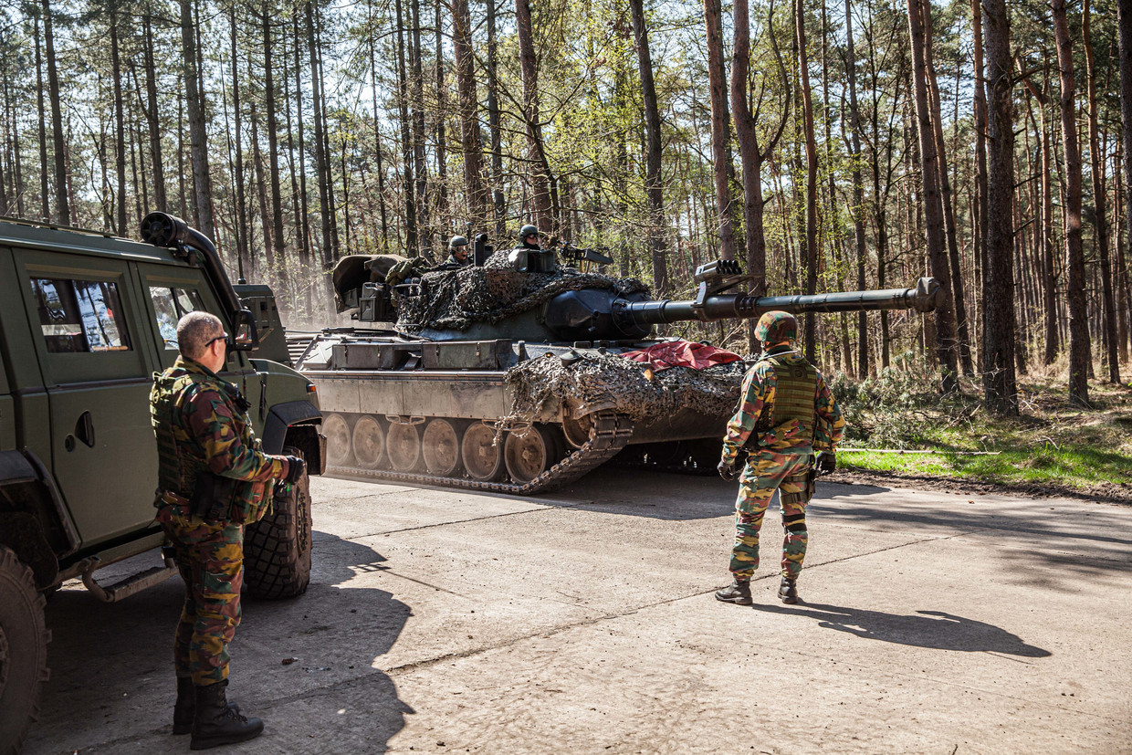 Belgische militairen trainen met Leopard 1-tanks in de bossen van het militair domein van Leopoldsburg. (in 2013)

 Beeld ID / Bas Bogaerts