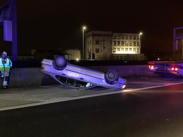 De wagen ging over de kop op de E17