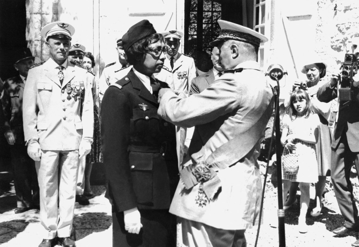 Joséphine Baker in 1961 bij de ontvangst van de Légion d’honneur.  Beeld AFP