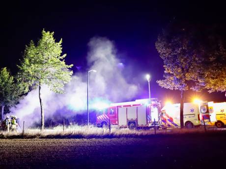 Auto botst tegen bomen en vliegt in brand: twee mensen naar het ziekenhuis