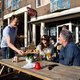 Bij Bar Guzzo komt Kattenburg samen voor een pubquiz of een rugbywedstrijd