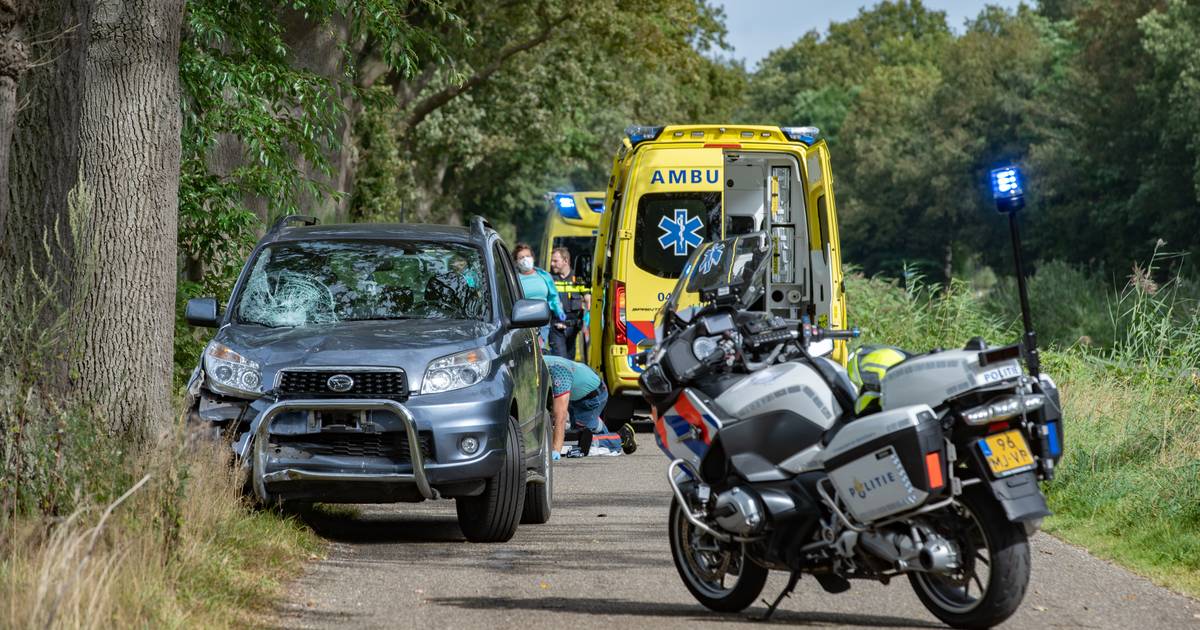 Jonge Tomos-rijder na langdurige reanimatie zwaargewond naar ziekenhuis na botsing in Heeten.