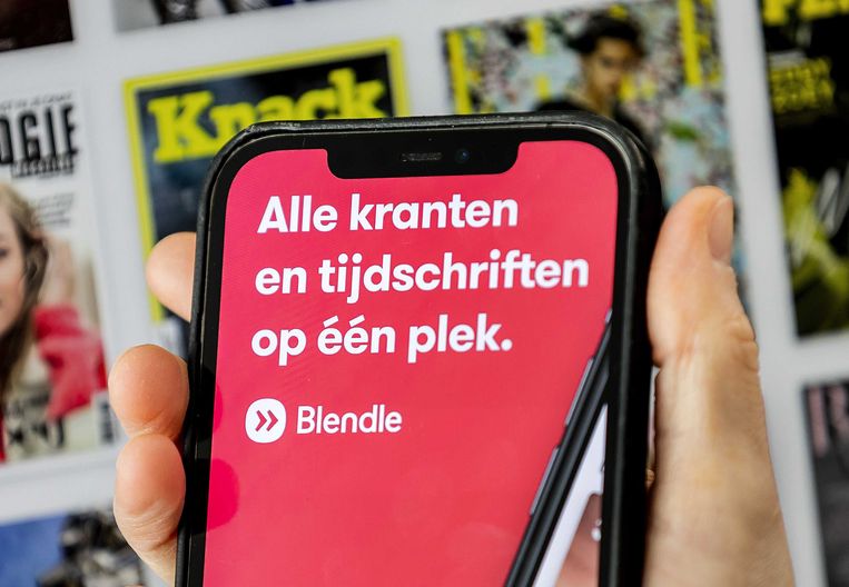 De onlinekiosk Blendle op een telefoon. DPG Media stopt definitief de samenwerking met Blendle. Beeld ANP