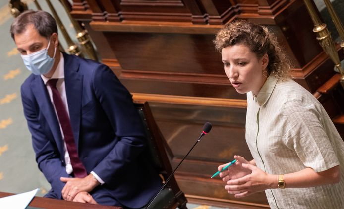 Le Premier ministre Alexander De Croo (Open Vld) et Sarah Schlitz, secrétaire d’État à l’Égalité des genres et des chances et à la diversité (Ecolo).
