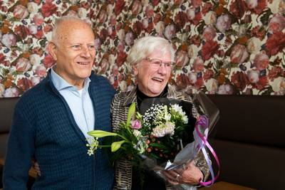 Ook na 65 jaar huwelijk is Bornse Annie nog altijd ‘Cor z’n meissie’: ‘Van trouwen kwam trouwen’