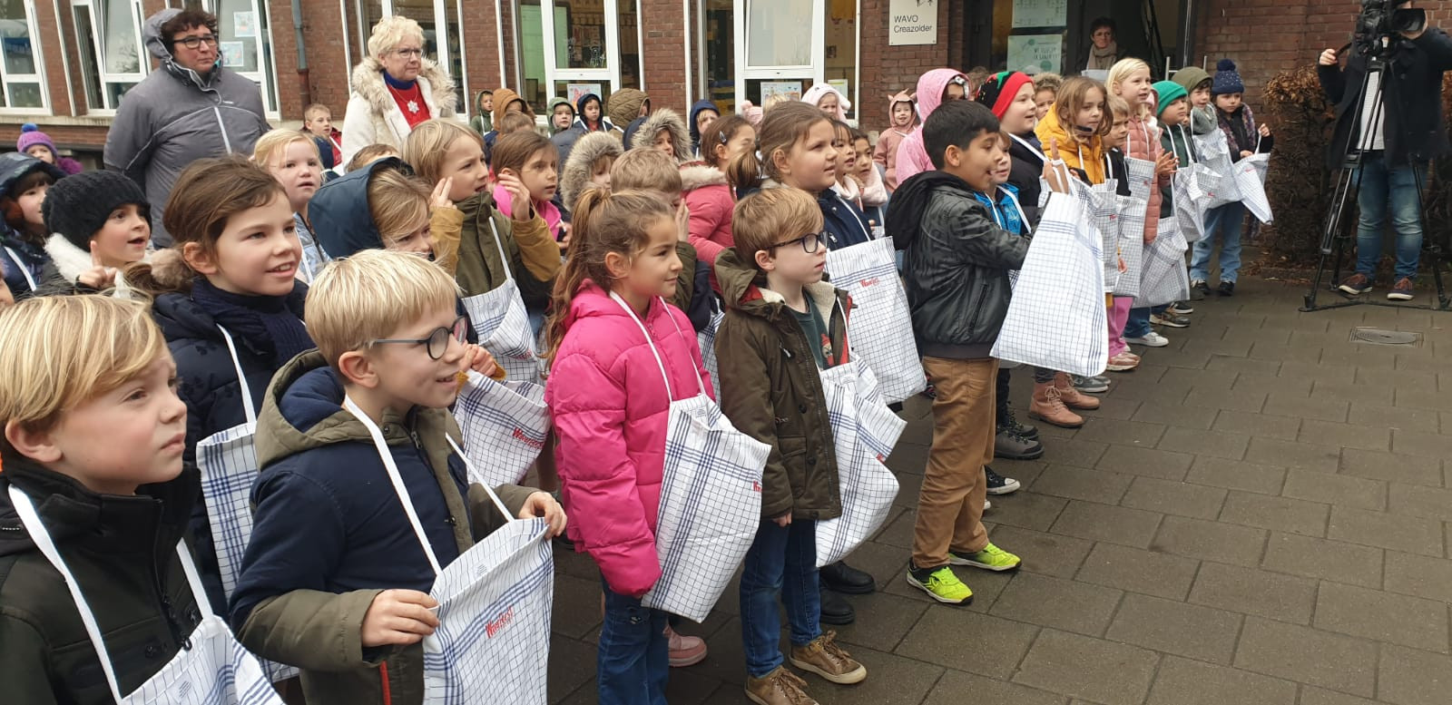 Waverfeest deelt nieuwjaarszakken uit aan scholen “Want aantal zangers