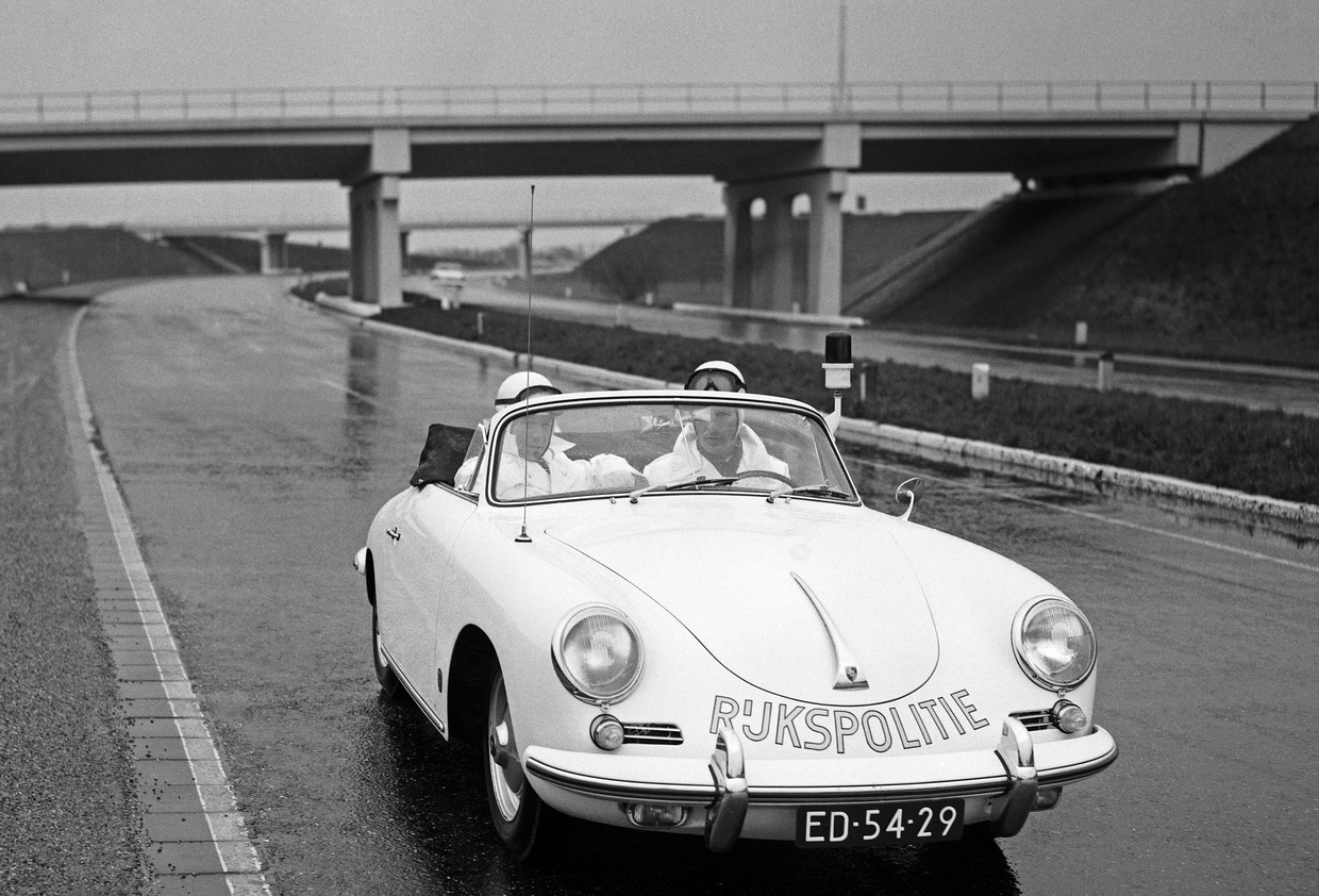 In 1960 begon de politie met een proef voor het toezicht op het verkeer: witte sportwagens, uitgerust met mobilofoon en luidsprekerinstallatie. Beeld ANP / PETER VAN ZOEST
