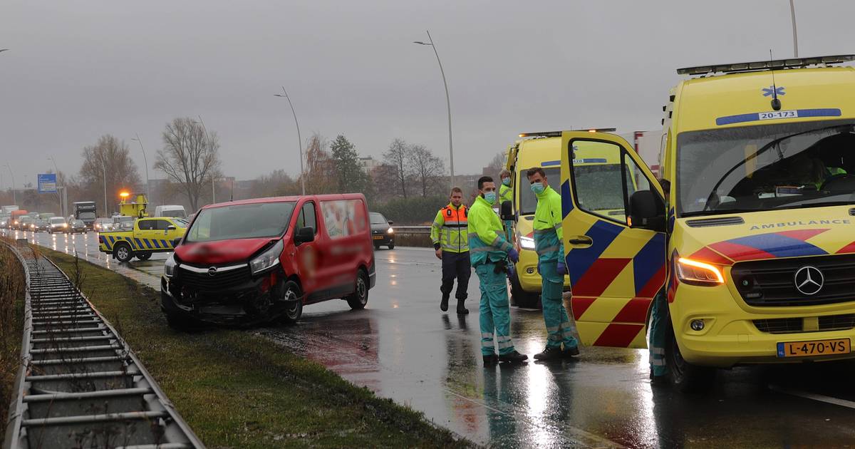 Kop-staartbotsing veroorzaakt file op N7 tussen knooppunten Euvelgunne en Westerbroek.
