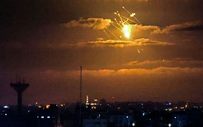De Iron Dome, het Israëlische luchtafweersysteem, onderschept vanuit de Gazastrook afgevuurde raketten. Archiefbeeld van april vorig jaar.