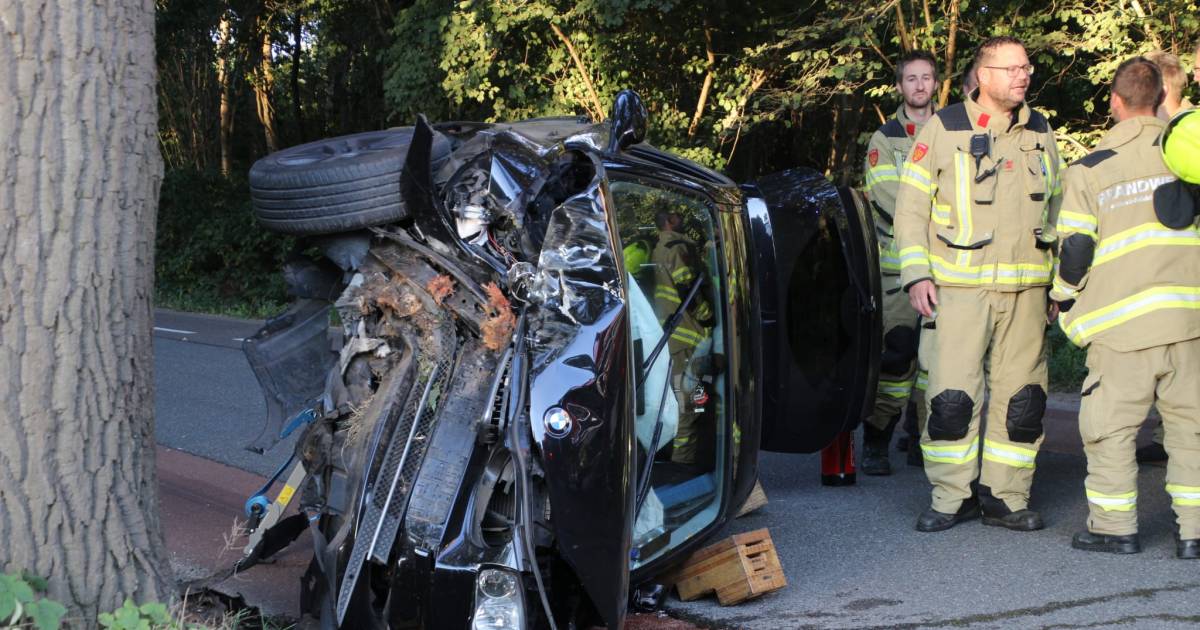 Brandweer bevrijdt beknelde bestuurder uit voertuig na ongeluk in Lunteren.