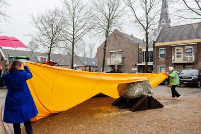 Riel is met een mega kei op het plein nu officieel ‘kaaigoed’