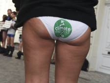 Des activistes baissent leur pantalon pour le climat