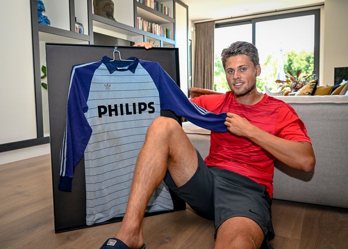Pepijn Doesburg met het keepersshirt van zijn opa Pim Doesburg,