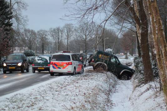 Den jeep belandt in de sloot in Borne.