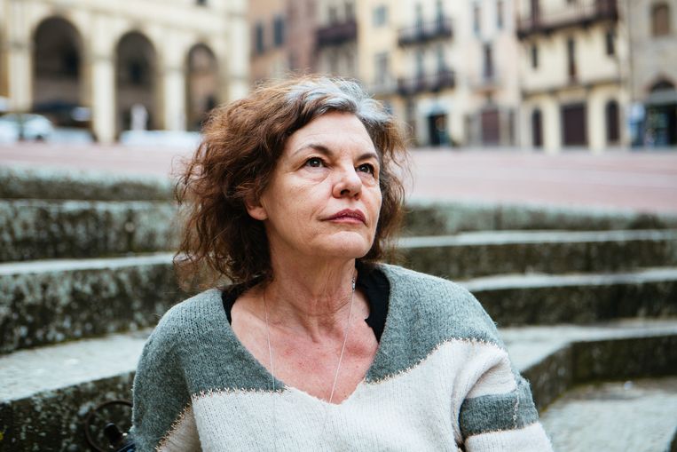 ‘Het is zo pijnlijk bij Bart De Pauw en zijn vrouw: die vermoorde onschuld, dat zelf­beklag. En intussen ben ík de kwaaie wraakgodin.’
 Beeld Adele Costantini