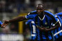 Romelu Lukaku stelt zich direct als doelpuntenmaker voor aan het Inter-publiek.