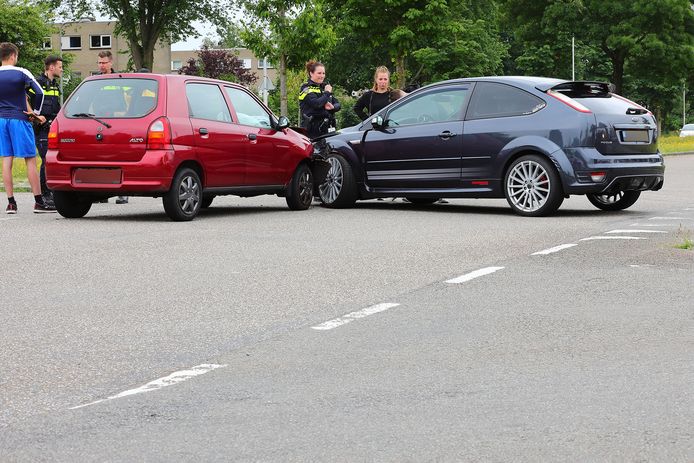 De auto's raakten flink beschadigd bij de botsing in Oss