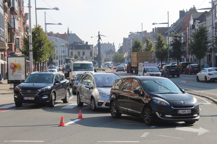 De N9 in Eeklo heeft vandaag vier rijvakken in het centrum. Dat zouden er twee worden.