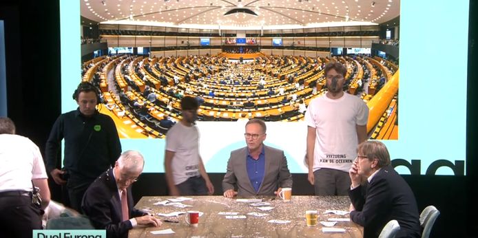 Het debat tussen twee lijsttrekkers voor de Europese verkiezingen, Guy Verhofstadt (Open Vld) en Geert Bourgeois (N-VA) werd verstoord door actiegroep Extinction Rebellion. Actievoerders gooiden confetti over de debatterende politici.
