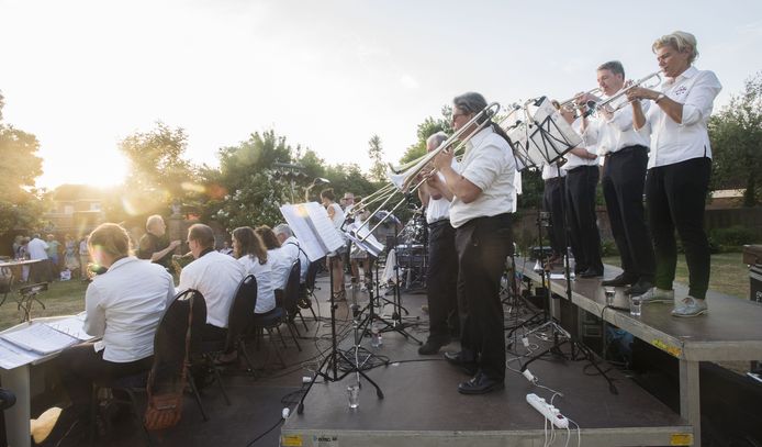De Big Fun Showband kreeg de  handen op elkaar in de Palthe-tuin.