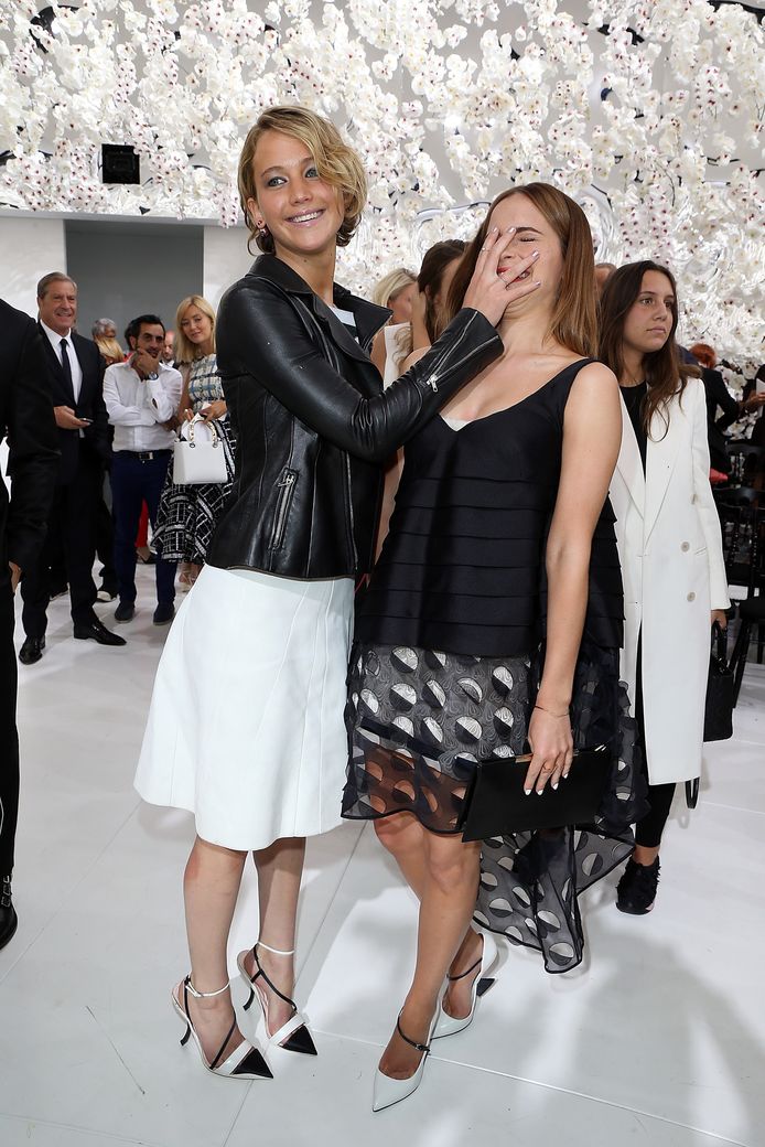 Jennifer Lawrence en Emma Watson tijdens de Parijse modeweek, op de rode loper haalt Lawrence wel graag grapjes uit.