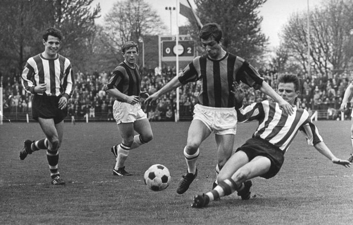 April 1966: Frits Flinkevleugel (tweede van rechts) van DWS in opmars bij de wedstrijd in Eindhoven tegen PSV (1-3).