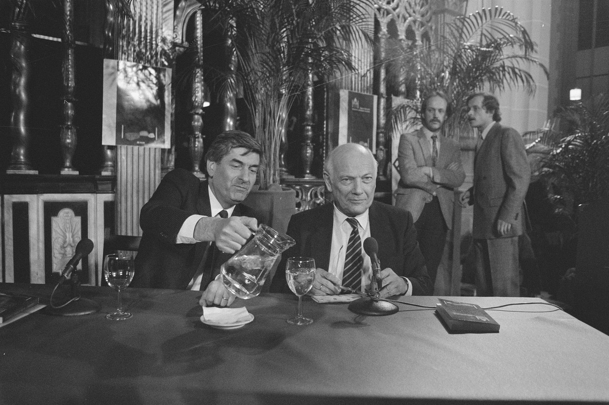 12 april 1986, premier Lubbers (l) schenkt Joop den Uyl een glas water in tijdens de Dag van de Democratie in de Nieuwe Kerk in Amsterdam. 
 Beeld Bart Molendijk / Nationaal Archief