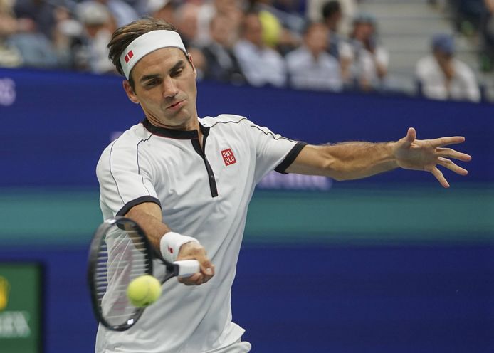 Roger Federer in actie tegen Dzumhur.