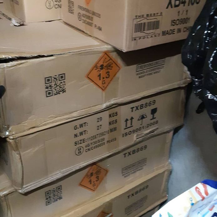 Het vuurwerk in Ondiep lag in opgestapelde dozen in de gang.