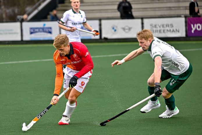 Sam Lane van Oranje-Rood aan de bal tegen Rotterdam.