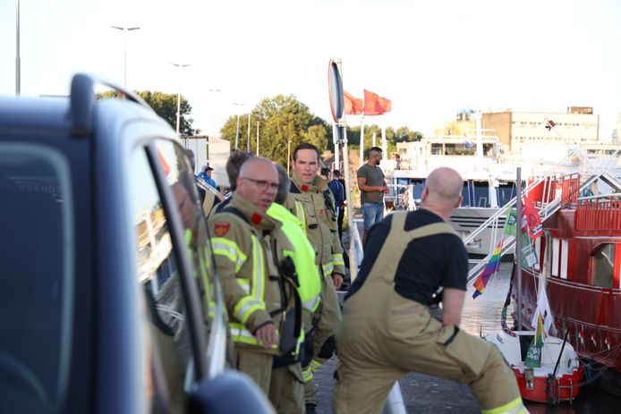 Politie en brandweer op de kade in Arnhem.