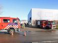 De brandweer ter plaatse bij het bedrijfspand in Emmeloord