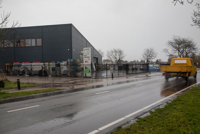 Daams Houthandel, Schuttingbouw en Sierbestrating zit nu nog aan beide zijden van de Dommelseweg in Valkenswaard.