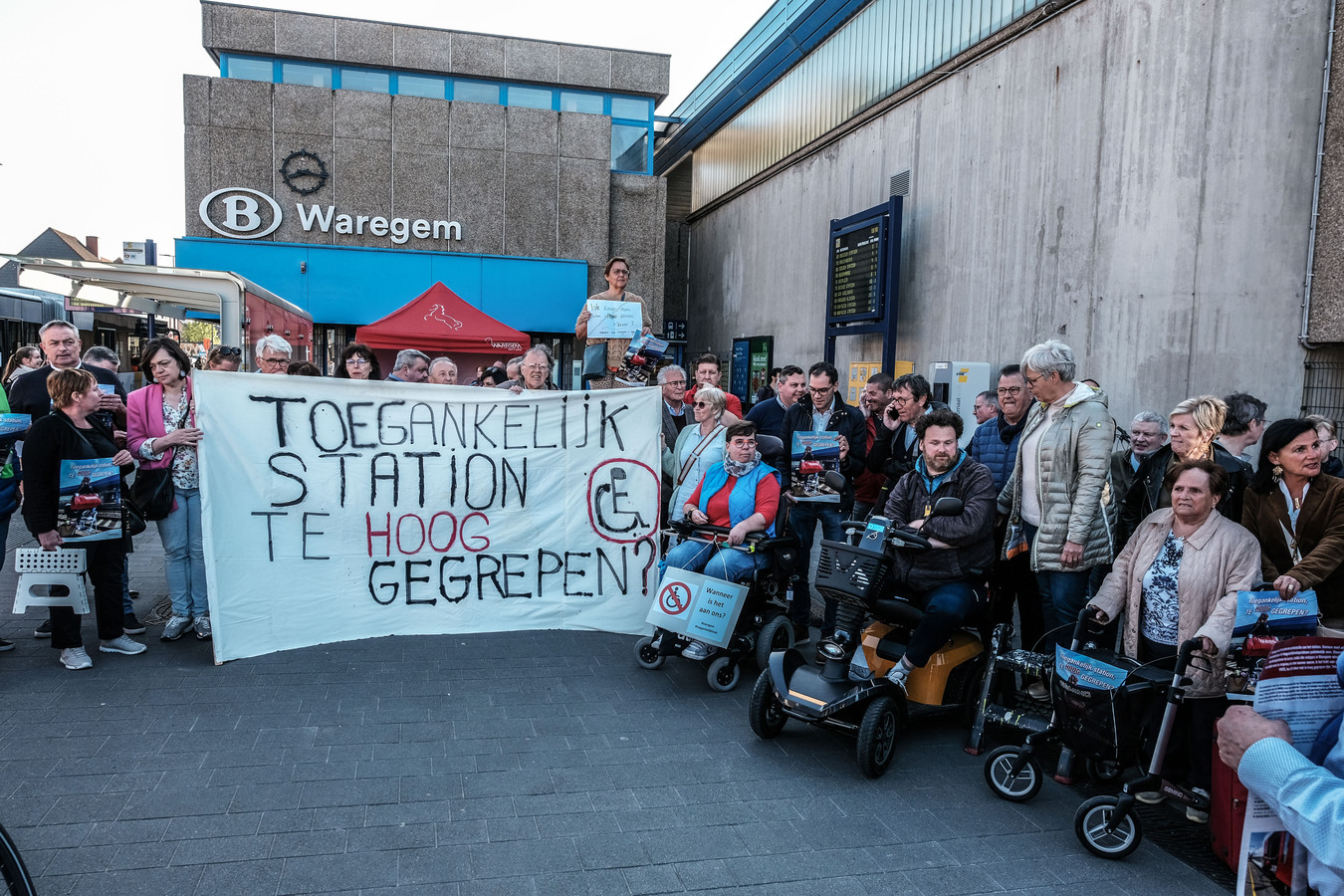 100-tal bewoners voert actie in station van Waregem voor ...
