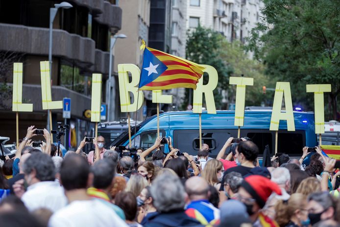 Protest in Barcelona vandaag tegen de arrestatie van Puigdemont. De betogers eisten de onmiddellijke vrijlating van de voormalige premier.