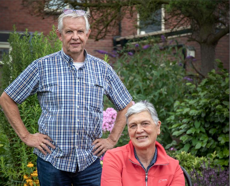 Jan en Mieke den Hoed in hun achtertuin. 'Het is makkelijker een vaccin te weigeren om een medische reden, dan als je gewoon niet wilt of twijfels hebt.' Beeld Werry Crone