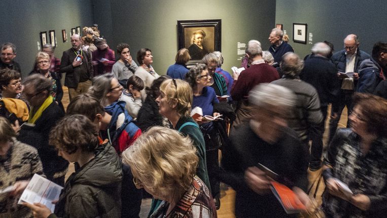 Bezoekers van De late Rembrandt verdringen zich rond de meesterwerken. Beeld Het Parool