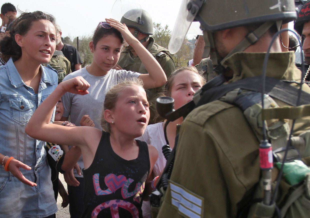 Op deze foto uit 2012 is Ahed Tamimi ook te zien terwijl ze tegenover een Israëlische soldaat staat. Beeld AFP