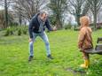 Danny Elbers leert kinderen hoe om te gaan met vreemde mensen.