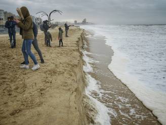Storm zorgt voor gevaarlijke kliffen van twee meter hoog aan de kust