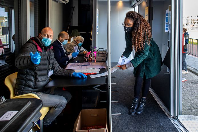 Het mobiele stembureau in Kanaleneiland