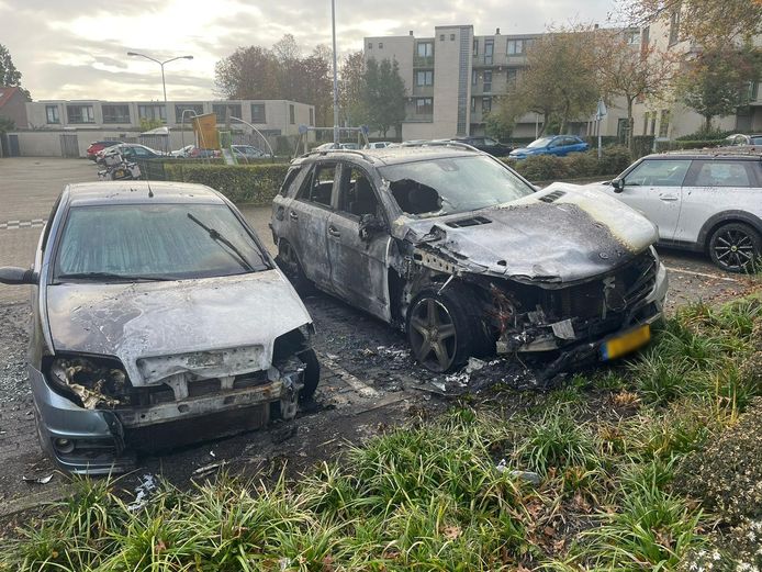 Twee auto’s branden bijna volledig uit bij brand in Eindhoven