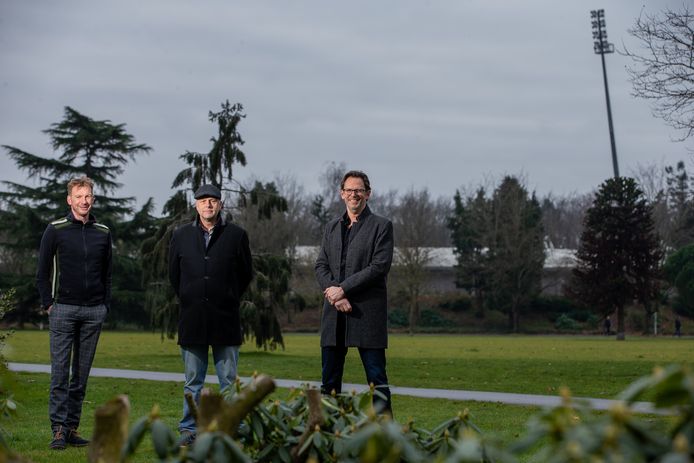 Initiatiefnemers Paul Bongers (met pet), Pim Ketelaar (rechts) en Bert Steenbergen in het Goffertpark op de plek waar de theeschenkerij moet komen.