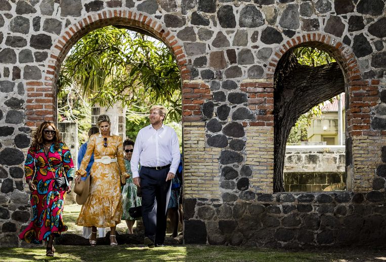  Koning Willem-Alexander, koningin Máxima en prinses Amalia wandelen door de historische kern van Oranjestad op Sint-Eustatius.  Beeld ANP