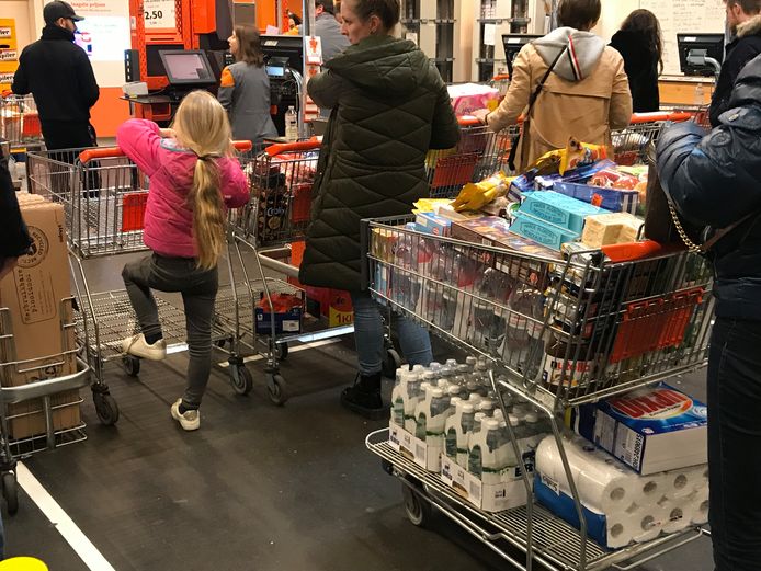In supermarkt Colruyt in Oostende was het donderdagmiddag ontzettend druk - drukker zelfs dan tijdens de eindejaarsperiode. Karren vol pasta, rijst, toiletpapier, water en andere levensmiddelen met lange houdbaarheid vlogen de deur uit.